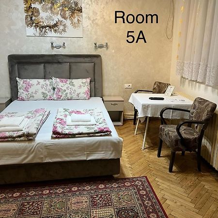 נובי סאד Sobe Sa Sopstvenim Kupatilom Private Rooms Bathroom In Center מראה חיצוני תמונה