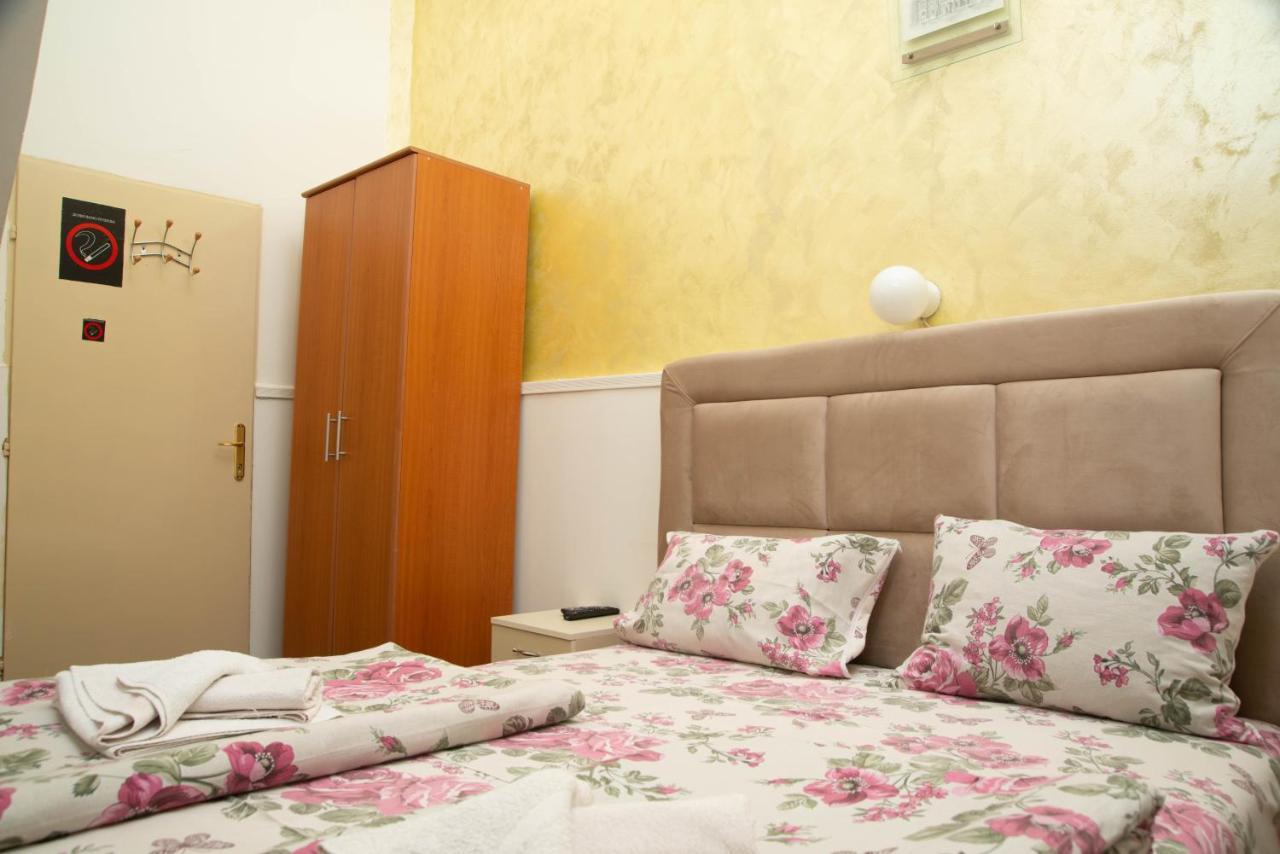 נובי סאד Sobe Sa Sopstvenim Kupatilom Private Rooms Bathroom In Center מראה חיצוני תמונה