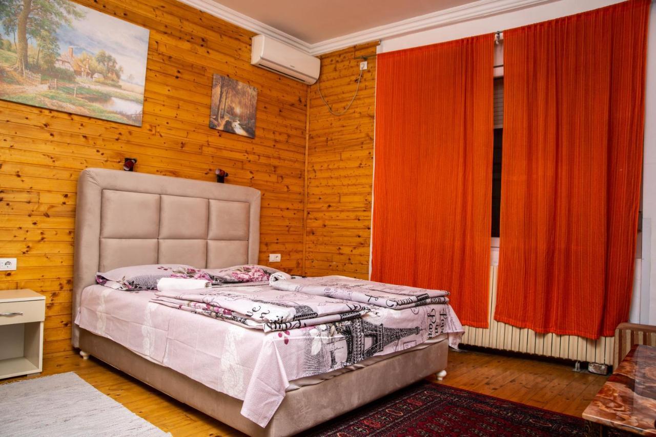 נובי סאד Sobe Sa Sopstvenim Kupatilom Private Rooms Bathroom In Center מראה חיצוני תמונה
