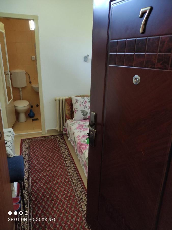 נובי סאד Sobe Sa Sopstvenim Kupatilom Private Rooms Bathroom In Center מראה חיצוני תמונה