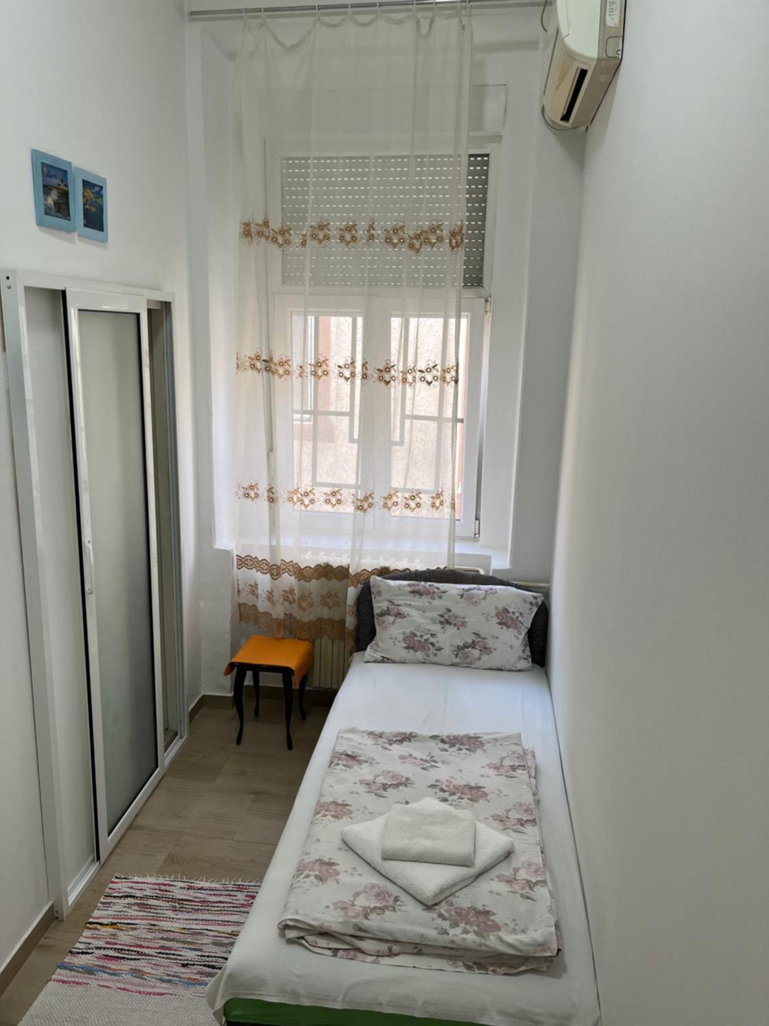 נובי סאד Sobe Sa Sopstvenim Kupatilom Private Rooms Bathroom In Center מראה חיצוני תמונה