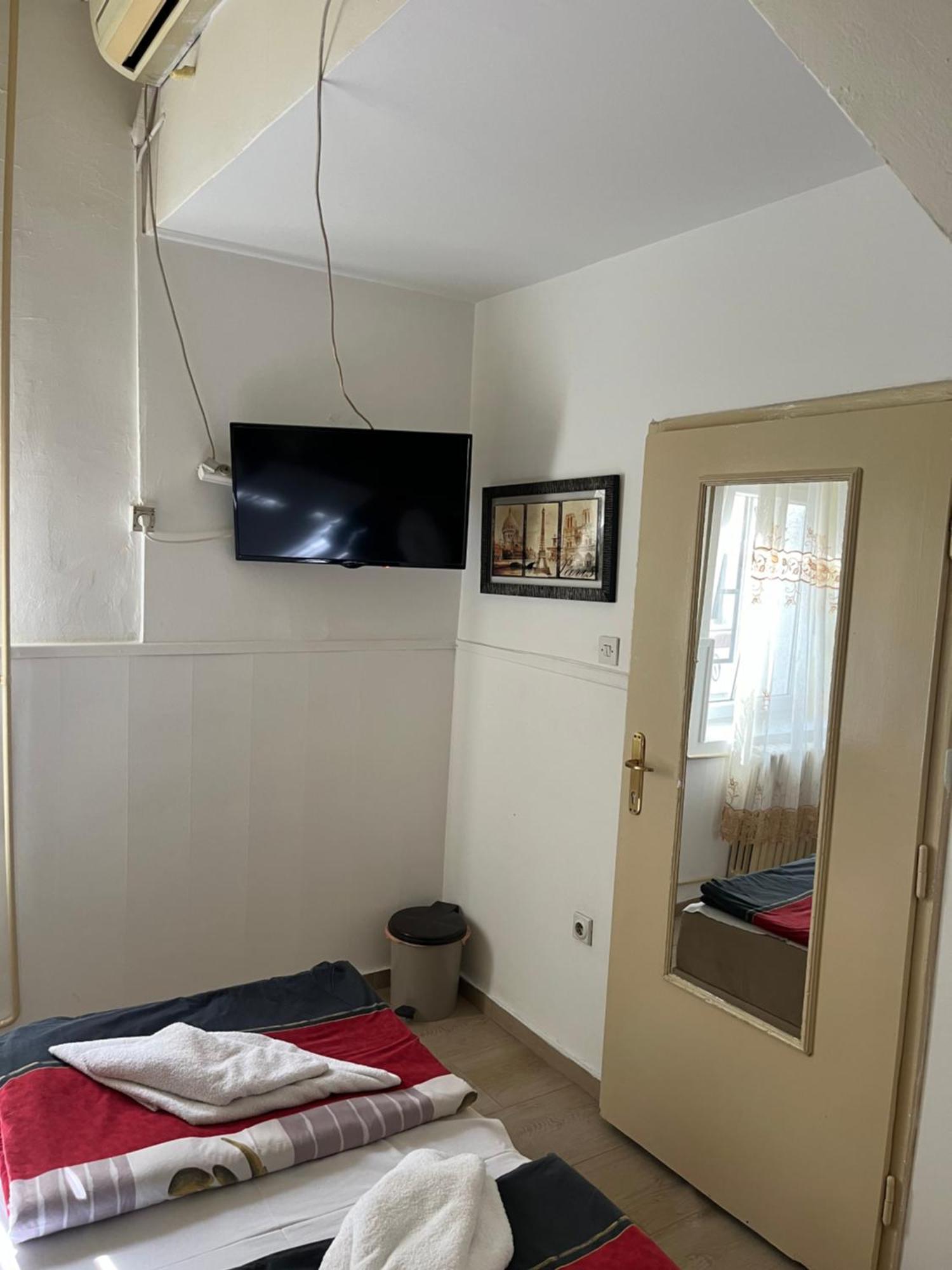 נובי סאד Sobe Sa Sopstvenim Kupatilom Private Rooms Bathroom In Center מראה חיצוני תמונה