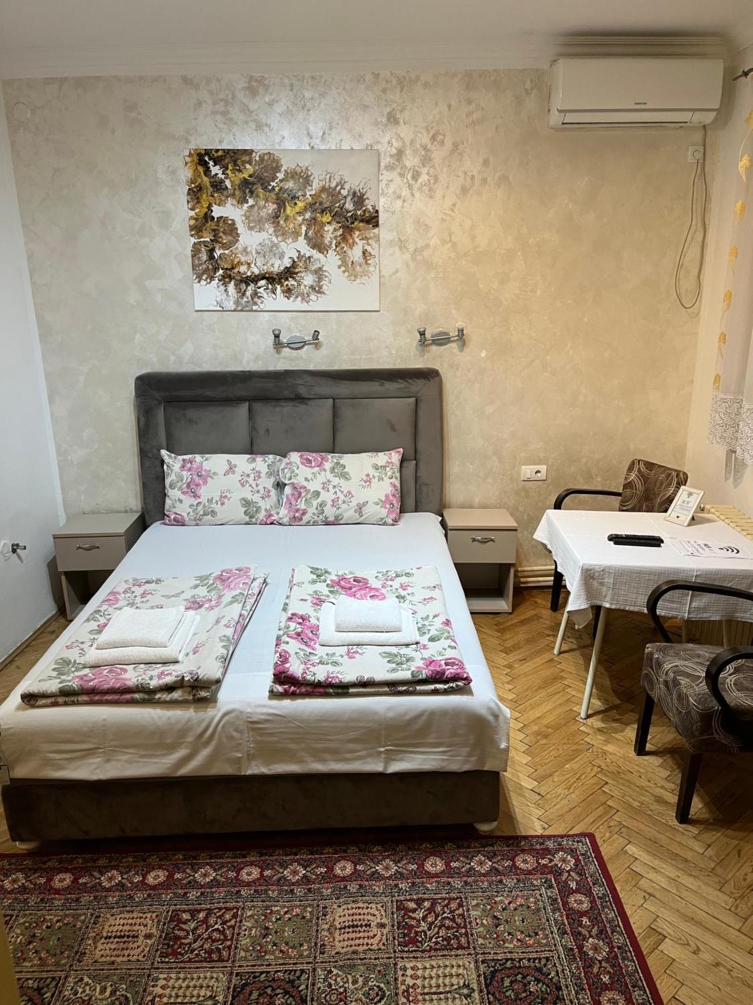 נובי סאד Sobe Sa Sopstvenim Kupatilom Private Rooms Bathroom In Center מראה חיצוני תמונה