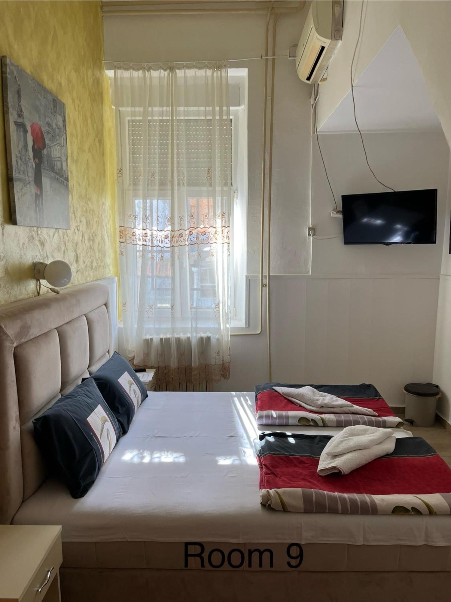נובי סאד Sobe Sa Sopstvenim Kupatilom Private Rooms Bathroom In Center מראה חיצוני תמונה