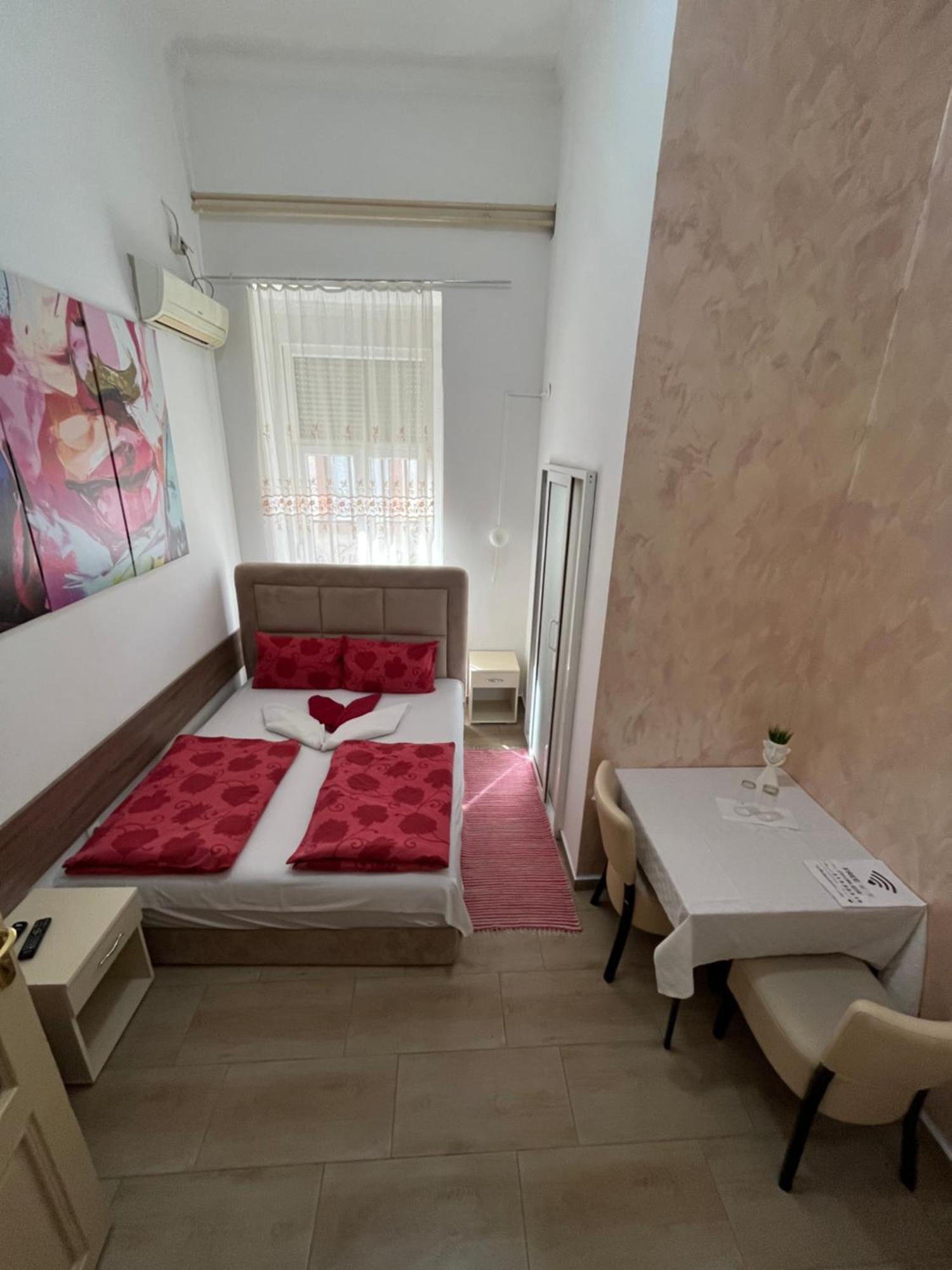 נובי סאד Sobe Sa Sopstvenim Kupatilom Private Rooms Bathroom In Center מראה חיצוני תמונה