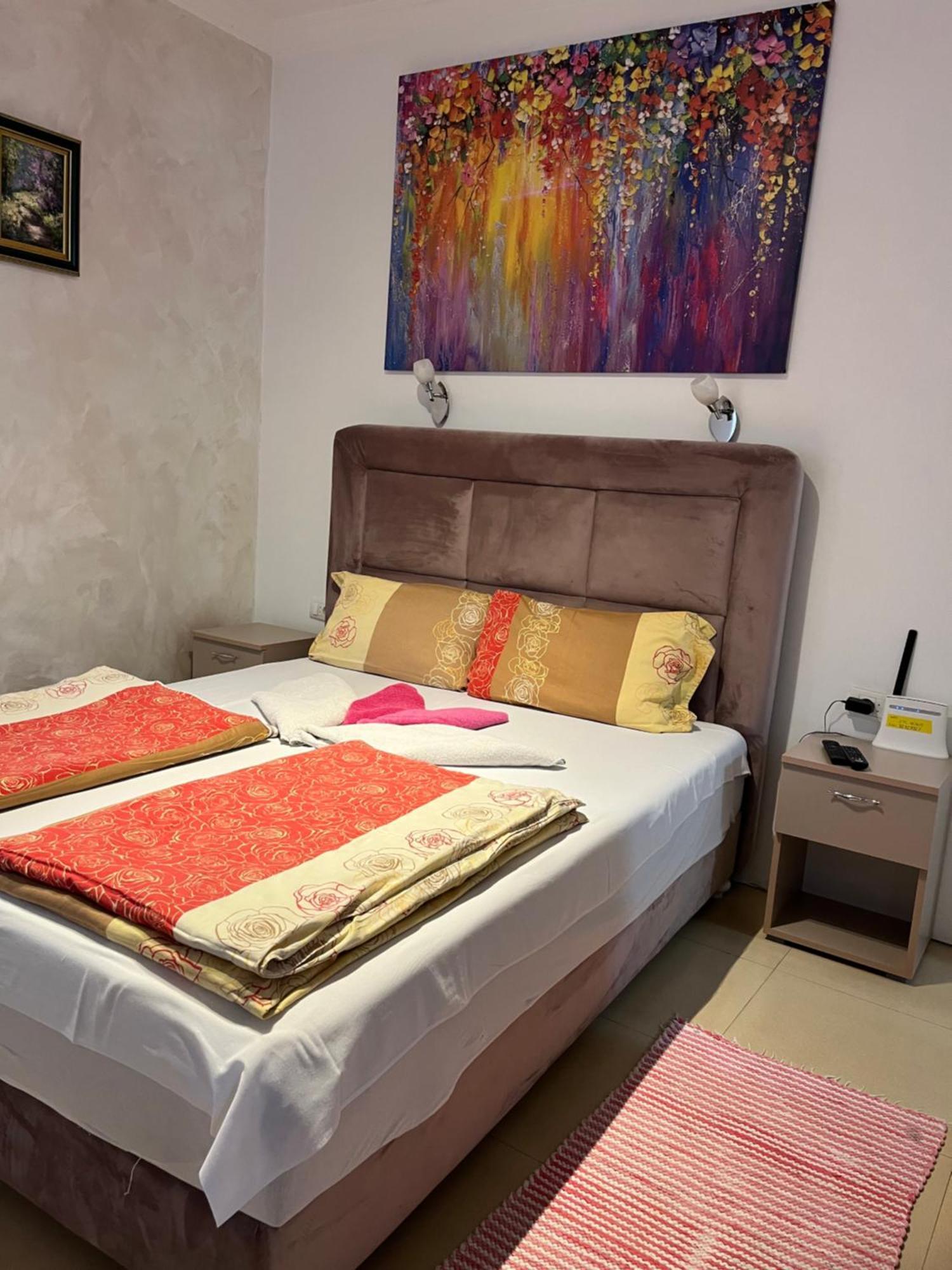 נובי סאד Sobe Sa Sopstvenim Kupatilom Private Rooms Bathroom In Center מראה חיצוני תמונה