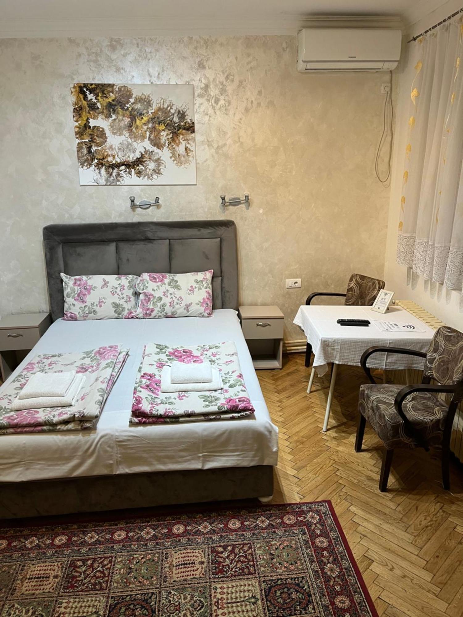 נובי סאד Sobe Sa Sopstvenim Kupatilom Private Rooms Bathroom In Center מראה חיצוני תמונה