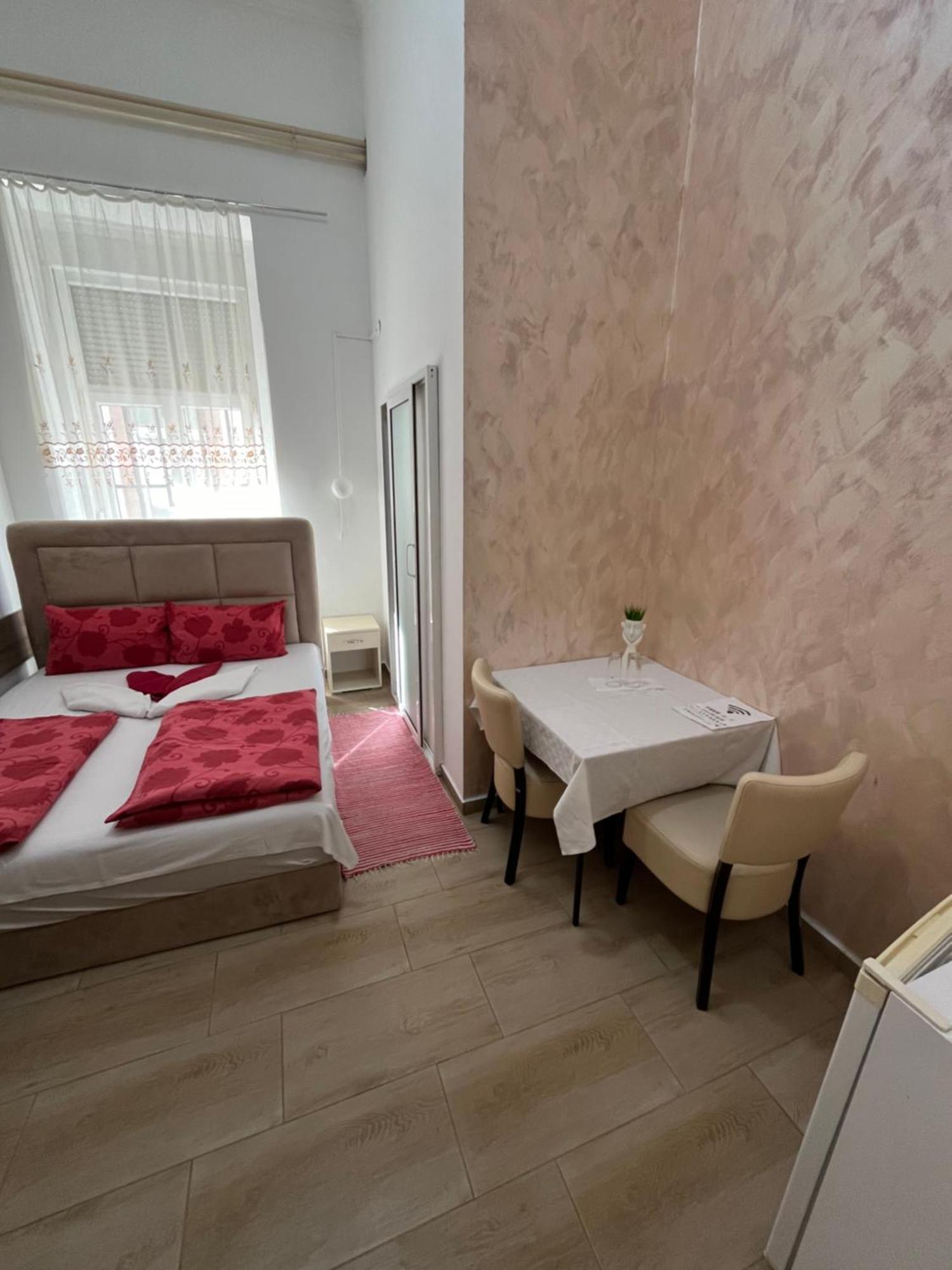 נובי סאד Sobe Sa Sopstvenim Kupatilom Private Rooms Bathroom In Center מראה חיצוני תמונה